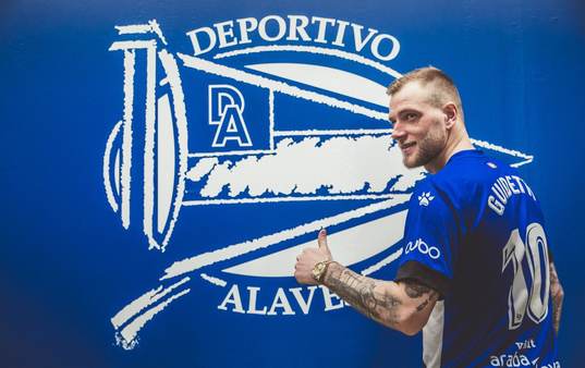 På denna handoutbild från Deportivo Alaves ses John