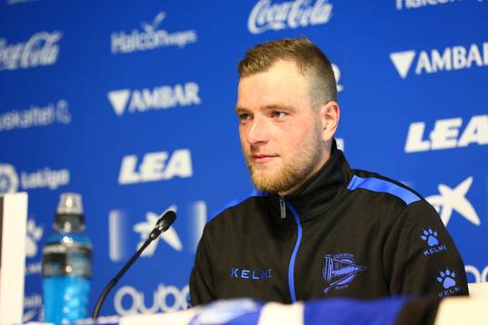 På denna handoutbild från Deportivo Alaves ses John