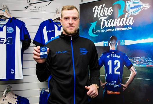 På denna handoutbild från Deportivo Alaves ses John