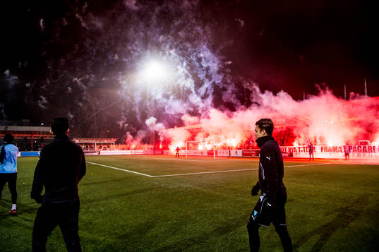 Spelarna kommer in till fyrverkerier innan Malmö FFs