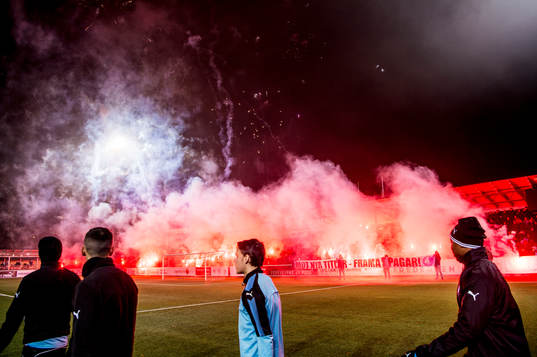 Spelarna kommer in till fyrverkerier innan Malmö FFs