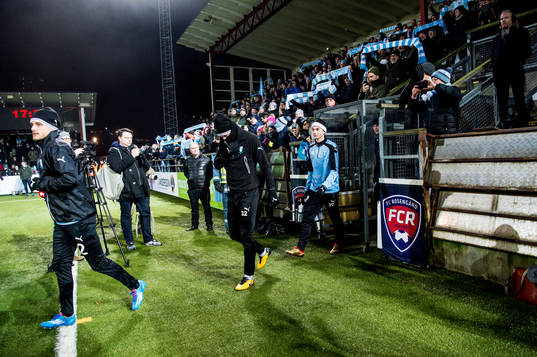 Spelarna kommer in till Malmö FFs första utomhusträning