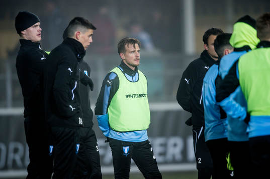 Eric Larsson bland lagkamraterna