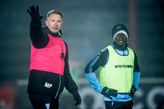 Tränare Magnus Pehrsson och Bonke Innocent
