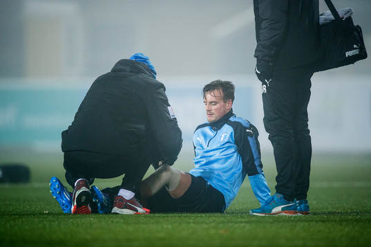 Eric Larsson får benet lindat