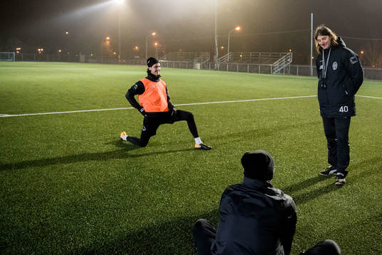 Landskronas tränare Agim Sopi i samtal med spelare