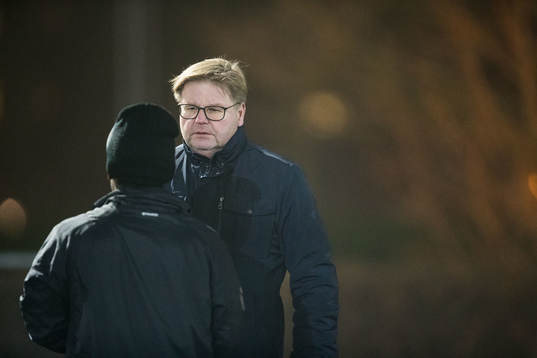 Peter Swärdh i samtal med spelare