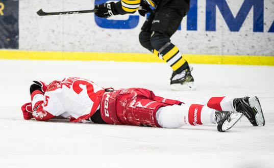 Trojas Mattias Åkesson ligger på isen