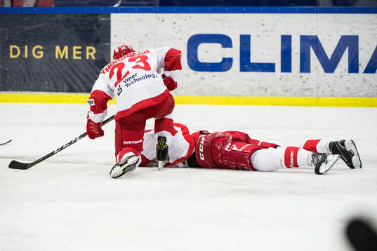 Trojas Mattias Åkesson ligger på isen