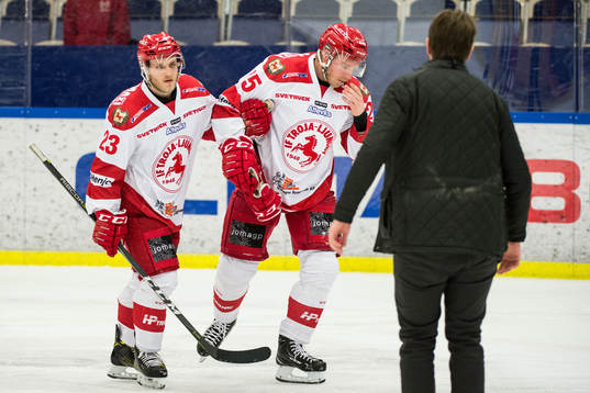 Trojas Mattias Åkesson får hjälp av isen av Jesper