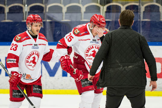 Trojas Mattias Åkesson får hjälp av isen av Jesper
