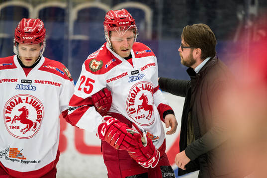 Trojas Mattias Åkesson får hjälp av isen av Jesper