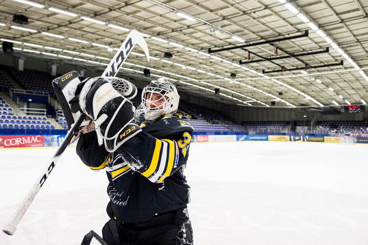 Panterns målvakt Robin Jensen tackar publiken