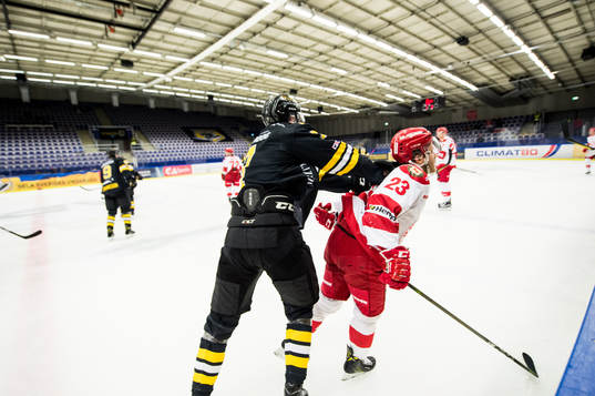 Panterns Oscar Eklind tacklar Trojas Jesper Thörnberg