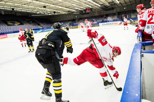 Panterns Oscar Eklind tacklar Trojas Jesper Thörnberg