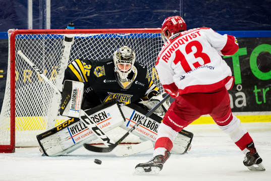 Trojas David Rundqvist utmanar Panterns målvakt Robin