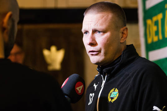 Hammarbys nya tränare Stefan Billborn intervjuvas av media