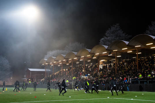 s spelare spelar tvåmål framför en fullsatt läktare på