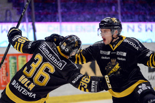 s Anton Holm jublar med lagkamrat