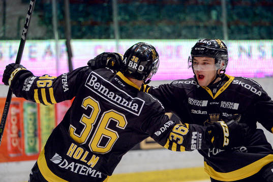 s Anton Holm jublar med lagkamrat