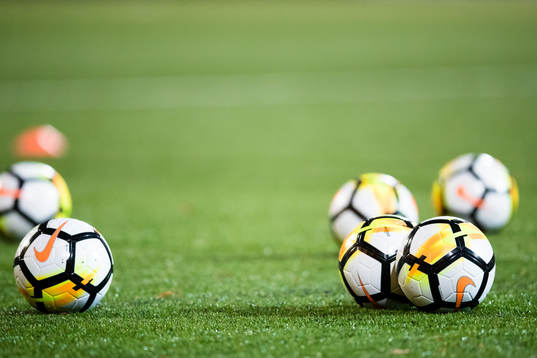 Bollar på en fotbollsplan