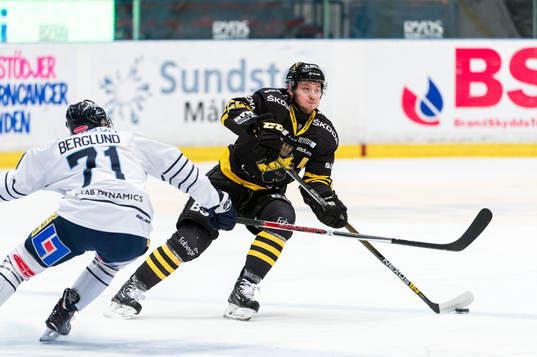 s Andreas Hjelm transporterar puck