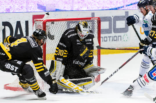 s målvakt Erik Källgren räddar