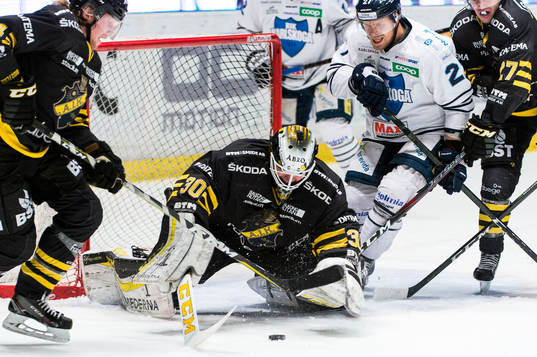 s målvakt Erik Källgren räddar
