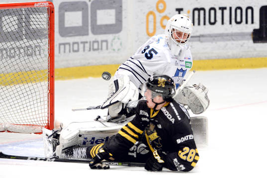 s Jesper Fröden och Karlskogas målvakt Emil Jidskog
