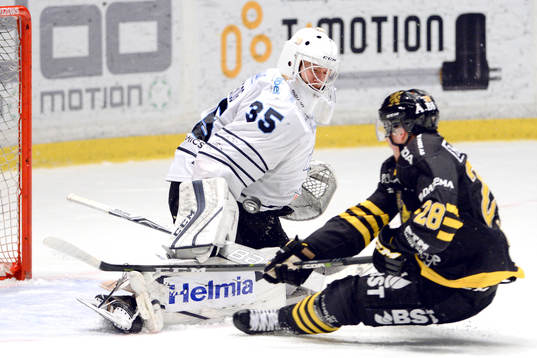 s Jesper Fröden och Karlskogas målvakt Emil Jidskog