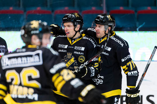 s Eric Castonguay jublar med lagkamrater