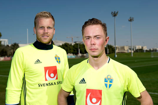Sveriges och Häckens målvakt Peter Abrahamsson och Joel