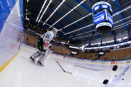 Frölundas målvakt Johan Gustafsson på isen