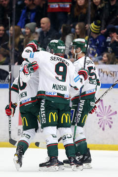 Frölundas Jonathan Sigalet jublar med målskytten till 1-1