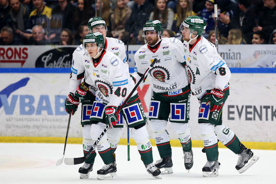 Frölundas Jan Mursak jublar med lagkamrater Joel Mustonen