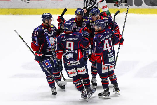 Linköpings Emil Sylvegård (till vänster) jublar med