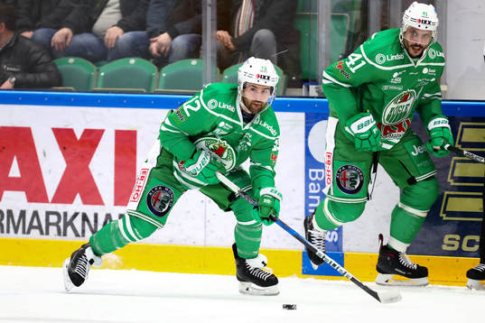 Rögles Jack Connolly med pucken
