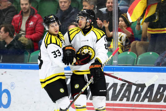 Brynäs Elias Fälth  och Aaron Palushaj jublar