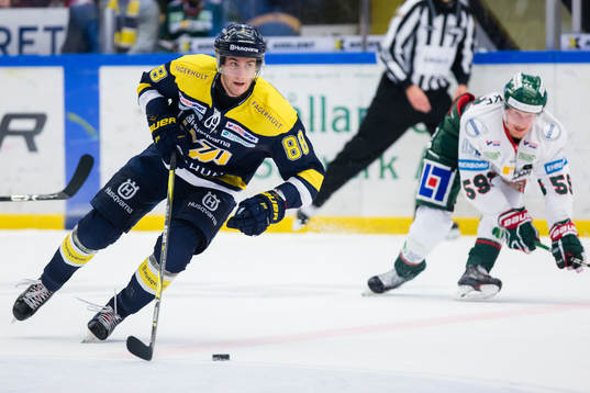 s Pierre Engvall i före Frölundas Simon Hjalmarsson