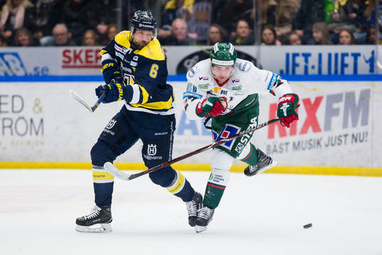 s Christoffer Persson tacklar Frölundas Ponthus Westerholm