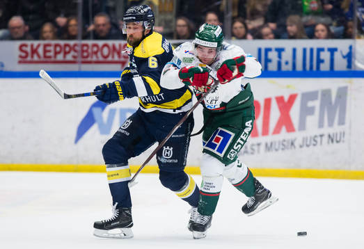 s Christoffer Persson tacklar Frölundas Ponthus Westerholm
