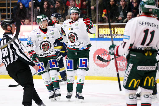 Frölundas Ryan Lasch och Jan Mursak (målskytt) jublar