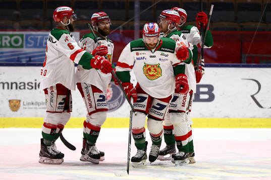 Moras Andrew Rowe jublar med lagkamrater