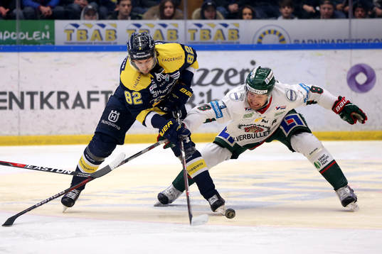 s Kevin Stenlund och Frölundas John Nyberg i kamp om pucken