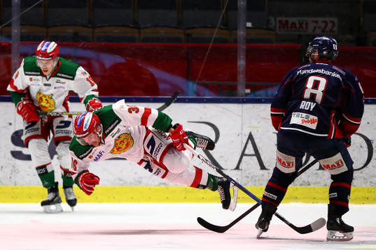 Moras Jason Akeson i luften