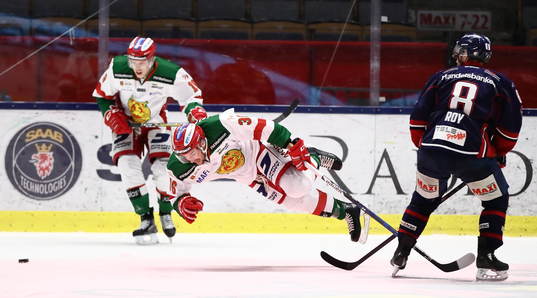 Moras Jason Akeson i luften