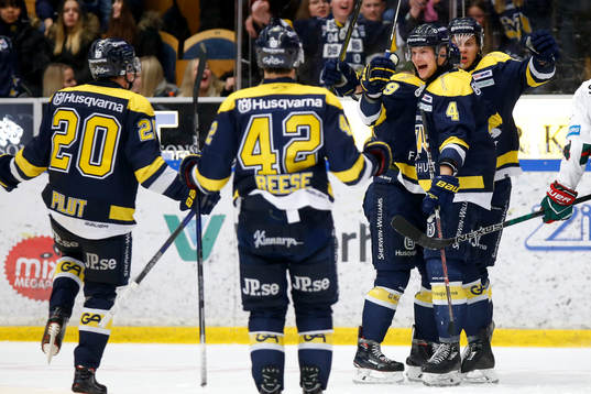 s Max Wärn jublar med lagkamrater
