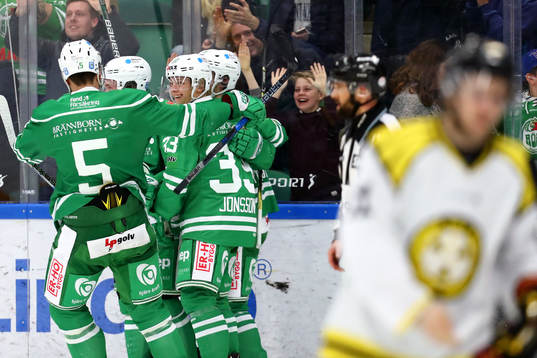 Rögles Bryan Lerg jublar med Alen Bibic och Samuel Jonsson