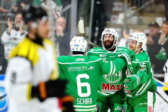 Rögles Taylor Matson gör 3-1-målet och jublar med Craig