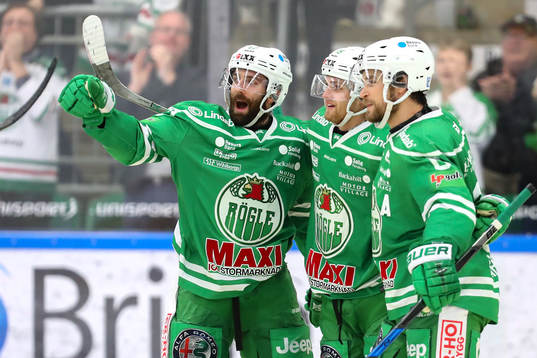 Rögles Taylor Matson gör 3-1-målet och jublar med Simon